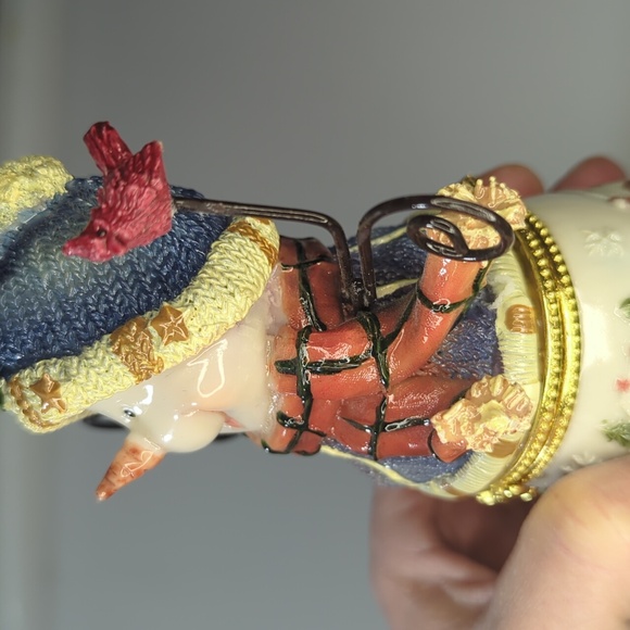 Resin Snowman Collectible Trinket Box with bird, gifts and star - Picture 3 of 6